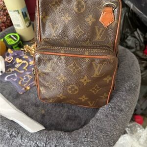 Louis Vuitton Monogram Brown Messenger Bag It Comes With A Gold Chain To Carry